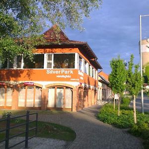 Hotel Silver Park Vendégház à Berettyóújfalu Exterior photo