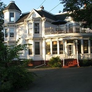 Hotel Evangeline'S Tower Bed & Breakfast à Parrsboro Exterior photo