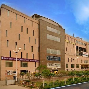 Clarks Inn Suites Ghaziabad Exterior photo