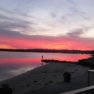 Villa Riviera On River Front Ballina Exterior photo