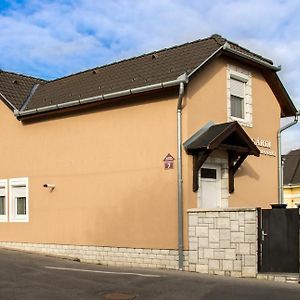 Appartement Gardi Apartman à Szekszárd Exterior photo