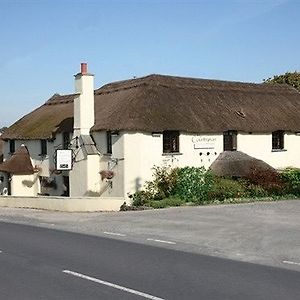 Quels hôtels sont les plus proches de Exeter Airport ? Launceston Exterior photo