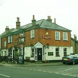 Hotel The Coach And Horses à Chertsey Exterior photo