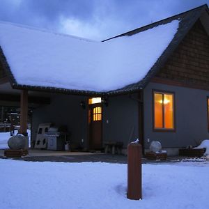 Hôtel Mountain Town Properties Aladars Guest Cabin à Rossland Exterior photo