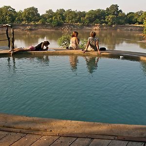 Hotel Track And Trail River Camp à Mfuwe Exterior photo