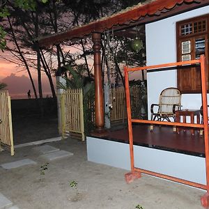 Hotel Alleppey Beach Garden à Alappuzha Exterior photo