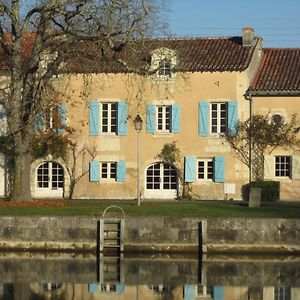 Bed and Breakfast L'Etoile Du Port à Saint-Jean-dʼAngély Exterior photo