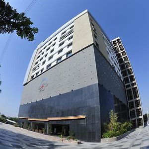 Hotel The Cambay Grand à Ahmedabad Exterior photo