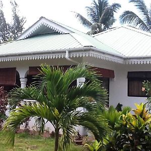 Coco Bay Guest House Anse Volbert Village Exterior photo