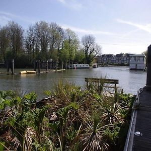 Hotel Luxury Classic French Motor Yacht à Kingston upon Thames  Exterior photo