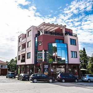 Family Hotel Pak Tam Karlovo Exterior photo