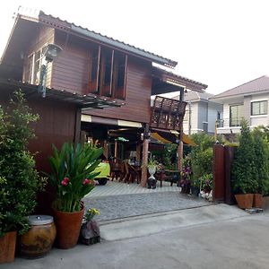 Ruenthip Homestay Bangkok Exterior photo