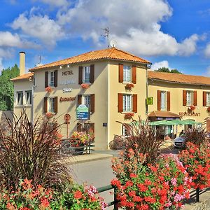 Hotel Logis Le Cheval Blanc et Le Clovis à Vouillé Exterior photo