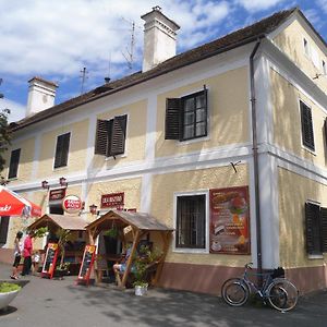 Bed and Breakfast Arany Bárány Vendégfogadó à Letenye Exterior photo