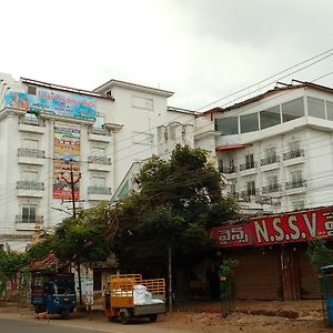 Hotel Venky Residency à Kākināda Exterior photo