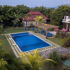 Hotel Batu Ampar Menjangan à Banyuwedang Exterior photo