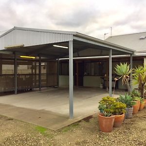 Bed and breakfast MacDonnell House Naracoorte Exterior photo