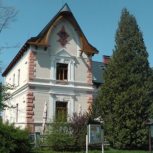 Hotel Penzion Vila Machu à Kopřivnice Exterior photo