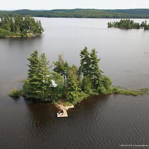 Hotel Algonquin Island Retreat à Unorganized North East Parry Sound Exterior photo