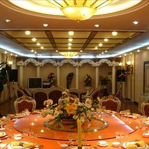 Hongri Business And Resort Hotel Badaguan Qingdao Restaurant photo