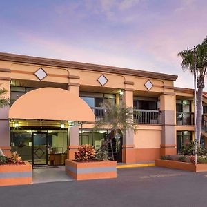 Travelodge By Wyndham Fort Myers North North Fort Myers Exterior photo