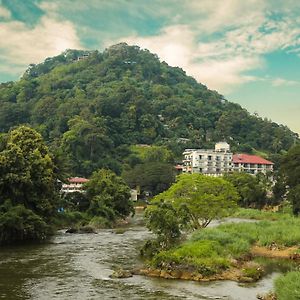 Hotel Oak Ray Regency à Kandy Exterior photo