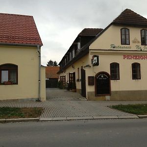 Hotel Penzion Na Jizdarne à Stary Plzenec Exterior photo