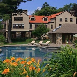 Hotel Rock Hall Luxe Lodging à Colebrook Exterior photo