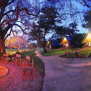 Hotel Old Ursula Camp à Victoria Falls Exterior photo