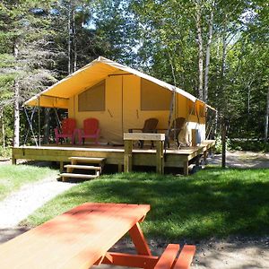 Hotel Les Prets A Camper Du Camping Tadoussac Exterior photo