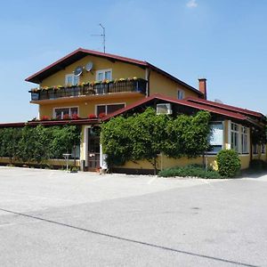 Hotel Gostilna Marta à Oslusevci Exterior photo