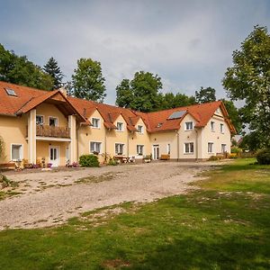 Hotel Penzion Agata à Žehrov Exterior photo