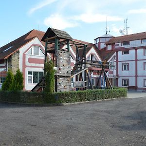Hôtel Famozclub à Bakov nad Jizerou Exterior photo