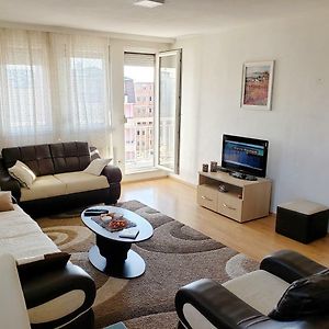 Appartement Welcoming In Prishtina à Pristina Exterior photo