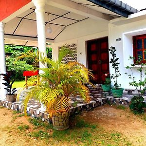 Hotel Charitha Rest à Ampara Exterior photo