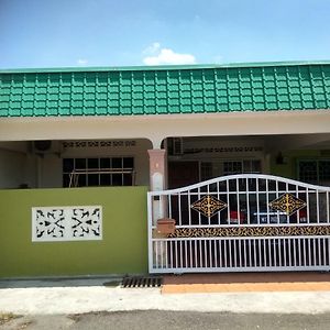 Izora Homestay Melaka Exterior photo