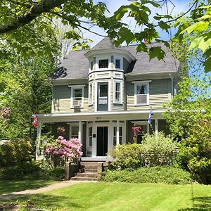 Red Mahone B & B Mahone Bay Exterior photo