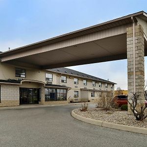 Lexington Inn & Suites-Windsor Exterior photo