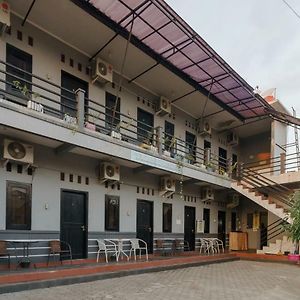 Hôtel Reddoorz Syariah Near Ciledug Station à Cirebon Exterior photo
