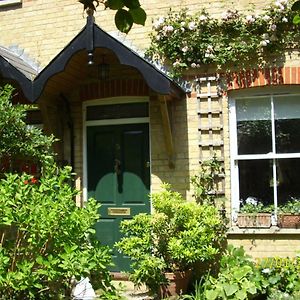 Bed and Breakfast Old Station Gardens, Sw London à Teddington Exterior photo