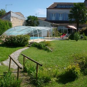 Bed and Breakfast Clos Muneau à Aiguillon Exterior photo