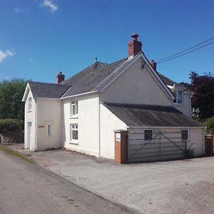 Bed and Breakfast Ty Newydd à Llangadog Exterior photo