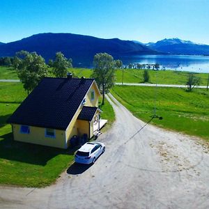 1 Room In The Yellow House, Close To Airport & Lofoten Evenskjer Exterior photo