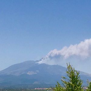 Hotel La Finestra Sull'Etna à Motta SantʼAnastasia Exterior photo