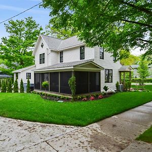 Villa Saugatuck Farmhouse Exterior photo