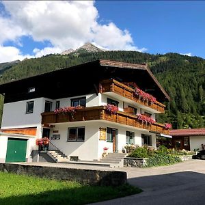 Hotel Haus Moosbrugger à Bach  Exterior photo