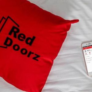 Hotel Reddoorz Near Museum Keraton Surakarta à Solo Exterior photo