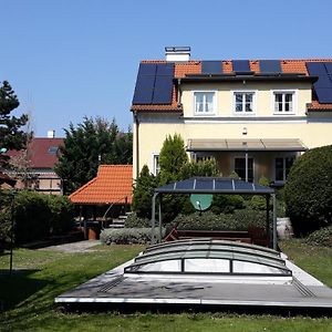Villa Bed & Pool à Wiener Neustadt Exterior photo
