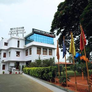 Hôtel Kumar'S The White House à Mysore Exterior photo