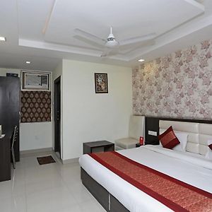 Hôtel Oyo 7473 Krishna Galaxy à Kanpur Exterior photo